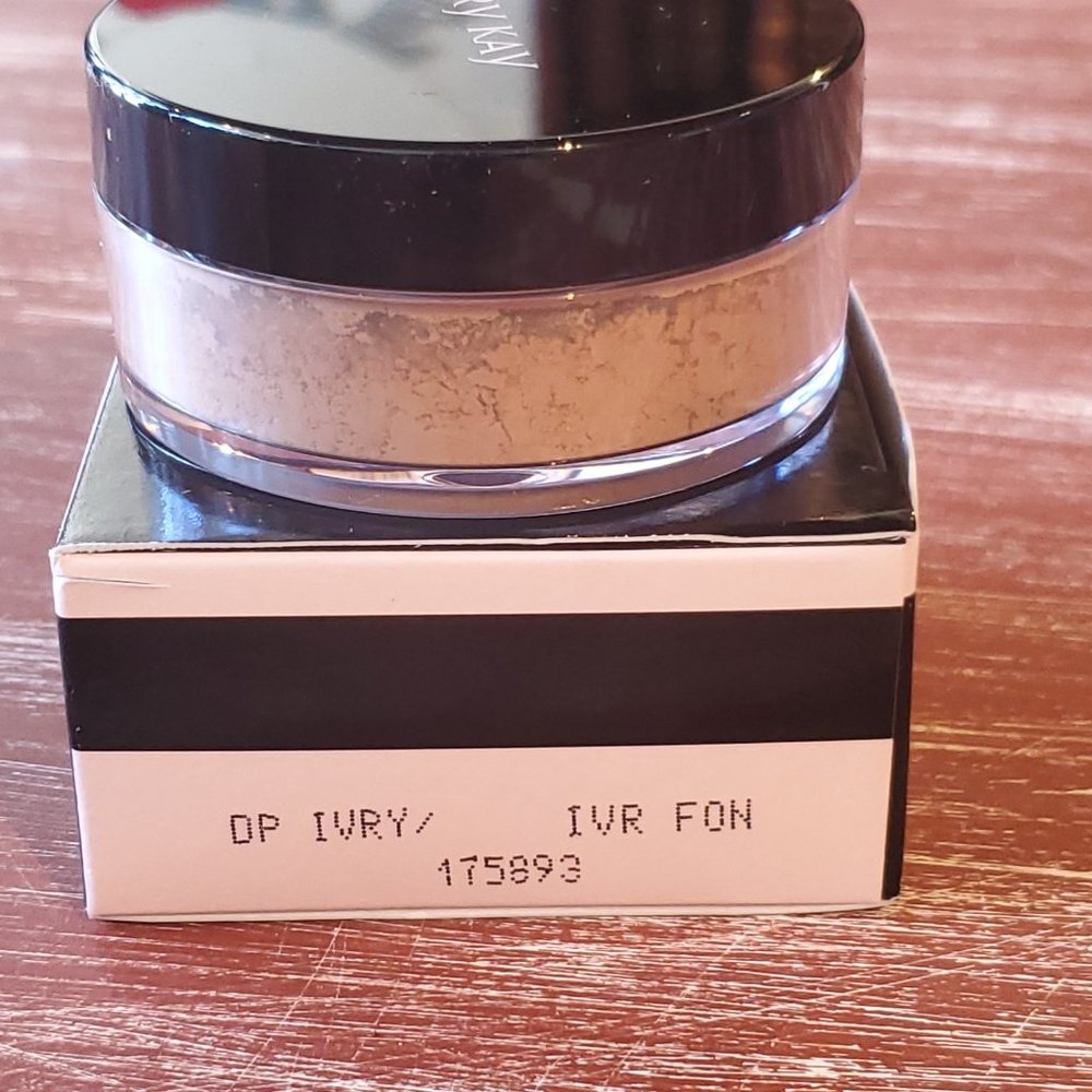 Deep Ivory Silky Setting Powder - Mary Kay